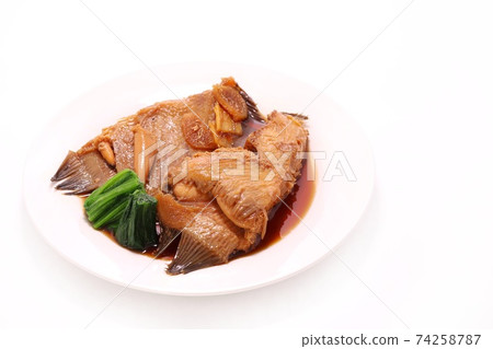 與孩子，明亮的背景煮的比目魚 74258787