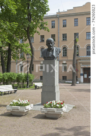 Monument to Vladimir Ilyich Lenin near the building of the Imperial Alexander Lyceum in St. Petersburg Monument to Vladimir Ilyich Lenin near the building of the Imperial Alexander Lyceum in St. Petersburg 74260823