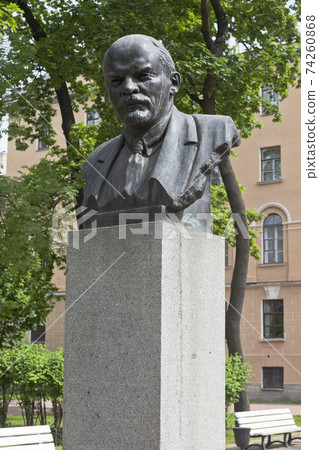 Bust of V.I. Lenin near the building of the Imperial Alexander Lyceum in St. Petersburg 74260868