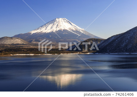 冬天的本栖湖和富士山(成為1000日元紙幣的典範的地方) 冬天的本栖湖和富士山(成為1000日元紙幣的典範的地方) 74261406