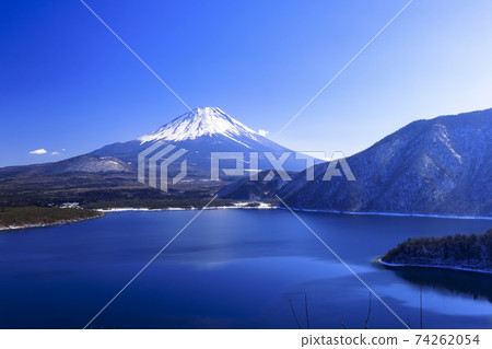 冬天的本栖湖和富士山(成為1000日元紙幣的典範的地方) 冬天的本栖湖和富士山(成為1000日元紙幣的典範的地方) 74262054