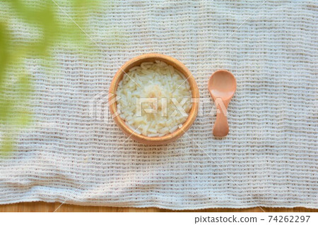 嬰兒食用魚烏冬面 嬰兒食用魚烏冬面 74262297