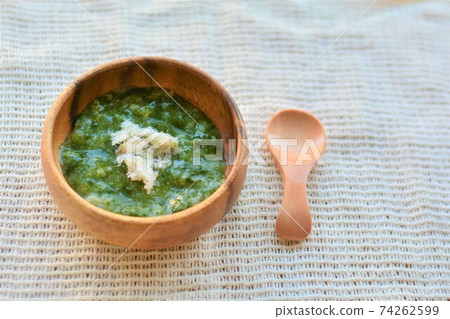 Baby food spinach porridge 74262599