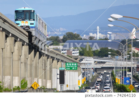 大阪單軌列車與藍天:高架鐵路穿城而過的景象。 大阪單軌列車與藍天:高架鐵路穿城而過的景象。 74264110
