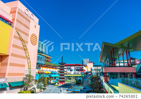 日本的神奈川市容景觀，例如在Ebina站前的Ebina中央公園（七層塔） 74265801