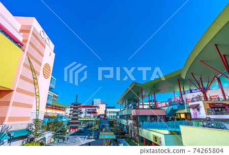 日本的神奈川市容景觀,例如在Ebina站前的Ebina中央公園(七層塔) 日本的神奈川市容景觀,例如在Ebina站前的Ebina中央公園(七層塔) 74265804