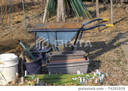 園藝手推車的形象 74265939