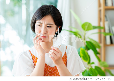 一個年輕的女人，在乎面具的皮膚粗糙 74265970