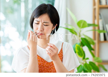 一個年輕的女人，在乎面具的皮膚粗糙 74265971