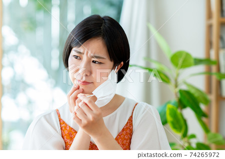 一個年輕的女人，在乎面具的皮膚粗糙 74265972