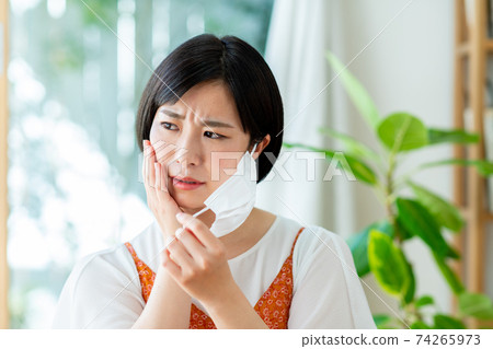 一個年輕的女人，在乎面具的皮膚粗糙 74265973