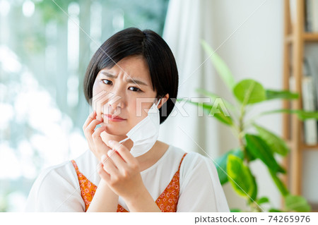 一個年輕的女人，在乎面具的皮膚粗糙 74265976