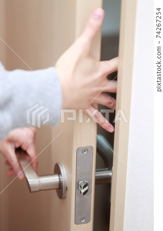 一名家庭主婦在開門和關門時因捏手指而受傷 74267254