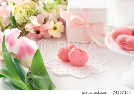 Pink heart-shaped macaron spring bouquet present 74267393