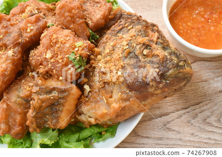batter fried slice mango or red Tilapia fish with chop garlic dipping spicy sauce batter fried slice mango or red Tilapia fish with chop garlic dipping spicy sauce 74267908