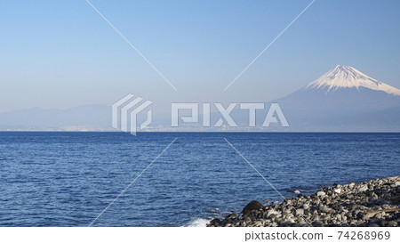 Early spring in Suruga Bay involving the Izu Peninsula, Shizuoka Prefecture 74268969