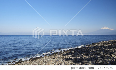 Early spring in Suruga Bay involving the Izu Peninsula, Shizuoka Prefecture 74268970