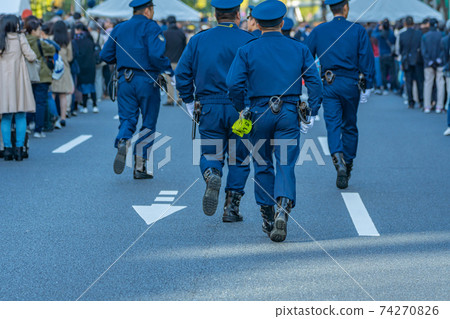 慶祝儀式,皇帝Ma下,皇后Her下,遊行,警察,安全,街壘,路邊,擁擠的人 慶祝儀式,皇帝Ma下,皇后Her下,遊行,警察,安全,街壘,路邊,擁擠的人 74270826