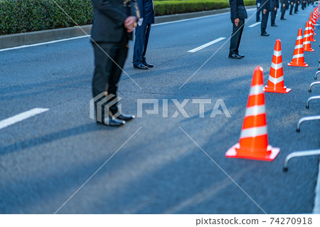 慶祝儀式，皇帝Ma下，皇后Her下，遊行，警察，安全，街壘，路邊，擁擠的人 74270918