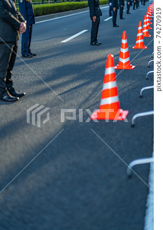 慶祝儀式，皇帝Ma下，皇后Her下，遊行，警察，安全，街壘，路邊，擁擠的人 74270919