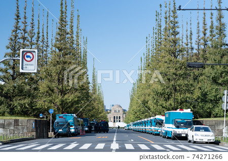 慶祝儀式,皇帝Ma下,皇后Her下,遊行,警察,安全,街壘,路邊,擁擠的人 慶祝儀式,皇帝Ma下,皇后Her下,遊行,警察,安全,街壘,路邊,擁擠的人 74271266