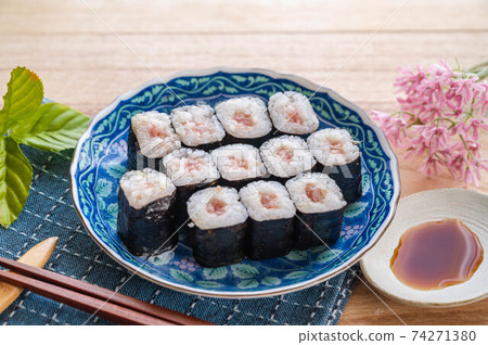 Tuna seared thin roll 74271380