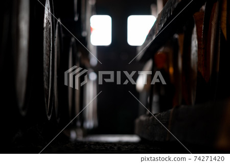 威士忌酒威士忌酒桶桶老倉庫老古董酒白酒豪華酒精 威士忌酒威士忌酒桶桶老倉庫老古董酒白酒豪華酒精 74271420