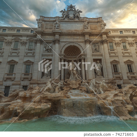 Trevi Fountain 74271603