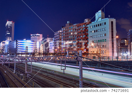 橫濱橫濱站北口的夜景 橫濱橫濱站北口的夜景 74271691