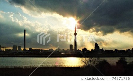 A radio tower standing calmly in the city of Tokyo Dusk scenery of Tokyo Sky Tree, which boasts the highest height in the world A radio tower standing calmly in the city of Tokyo Dusk scenery of Tokyo Sky Tree, which boasts the highest height in the world 74271726