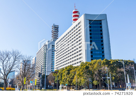 “東京”警察局大樓和湛藍的天空 74271920