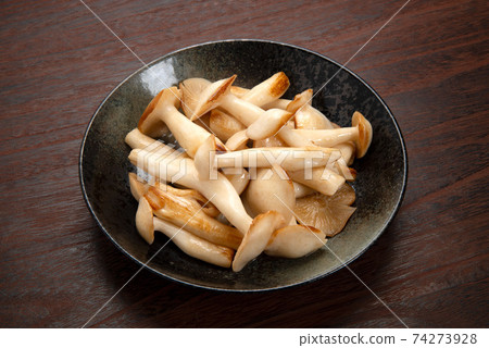 黃油炒白山毛櫸蘑菇 黃油炒白山毛櫸蘑菇 74273928