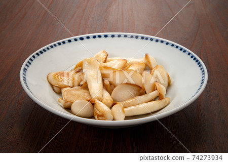 Stir-fried white beech mushrooms with butter Stir-fried white beech mushrooms with butter 74273934