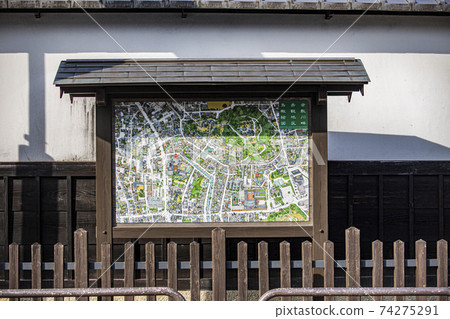 從正面拍攝倉敷Bikan歷史街區的指南地圖 74275291