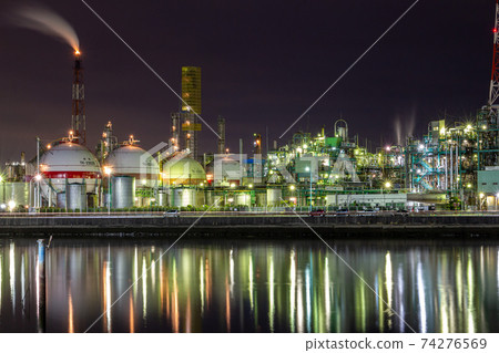 Tanks and factories that reflect on the surface of the water 74276569