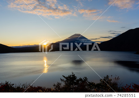 [Yamanashi Prefecture] Mt. Fuji, Lake Motosu, sunrise, autumn leaves, autumn 74285551
