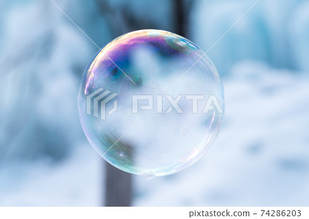 [肥皂泡]肥皂泡在冬天的景色中飛翔 74286203