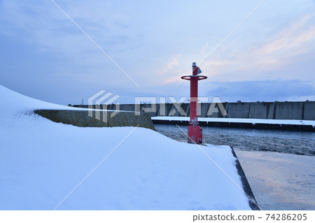 Taking a picture of the morning snow scene at Yamazaki fishing port in Yakumo-cho, Hokkaido in winter Taking a picture of the morning snow scene at Yamazaki fishing port in Yakumo-cho, Hokkaido in winter 74286205