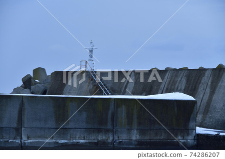 冬季在北海道八雲町山崎漁港拍攝早晨雪景的照片 冬季在北海道八雲町山崎漁港拍攝早晨雪景的照片 74286207