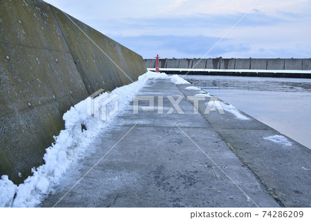 冬季在北海道八雲町山崎漁港拍攝早晨雪景的照片 冬季在北海道八雲町山崎漁港拍攝早晨雪景的照片 74286209