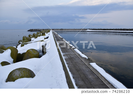 冬季在北海道八雲町山崎漁港拍攝早晨雪景的照片 冬季在北海道八雲町山崎漁港拍攝早晨雪景的照片 74286210