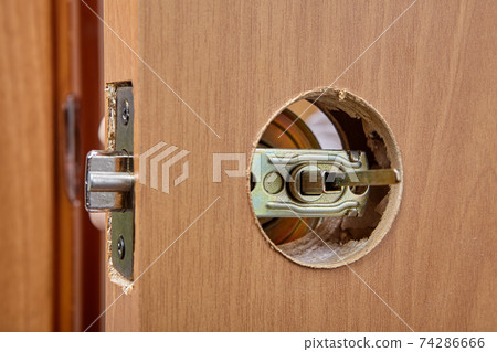 Hole for door knob and latch mechanism with lock during assembly. 74286666