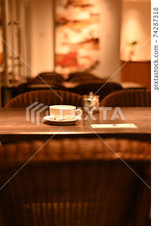 Cafe  74287318