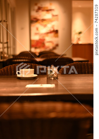 Cafe  74287319