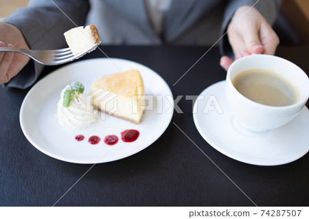 Woman eating cheesecake 74287507