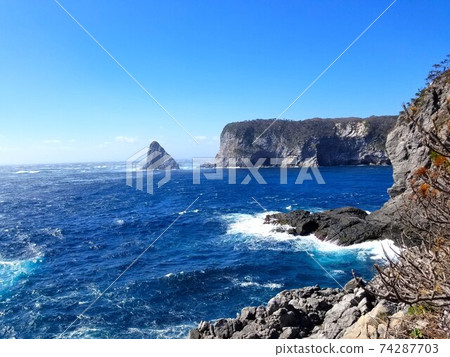 Shikinejima, Izu seven islands, Ogama Bay underwater hot spring facing from "Nekone place" 74287703