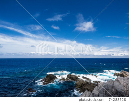 從赤崎浮橋可以看到藍天和海洋藍色海洋的景色 從赤崎浮橋可以看到藍天和海洋藍色海洋的景色 74288528
