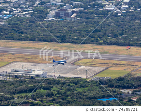 八丈島八丈機場航站樓和滑行道 74289721