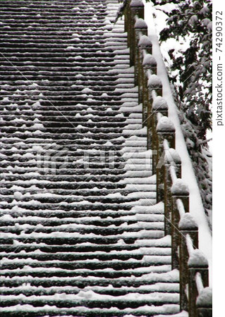 進場道路與雪上的樓梯 74290372