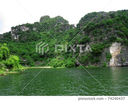 Landscape with moutain and river, Trang An, Ninh Binh, Vietnam Landscape with moutain and river, Trang An, Ninh Binh, Vietnam 74290437